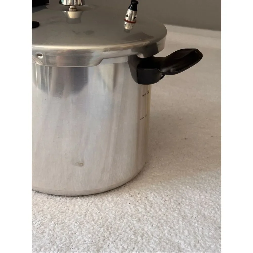 Denmark Pressure Cooker 6Quart / 5.6 Liter Polished Aluminum Model Y20-7(6)-00